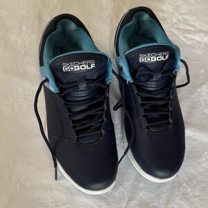 Skechers GO GOLF Pivot spikeless Women's golf shoes in Navy and Light Blue.